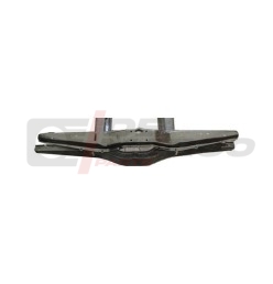 Travesaño delantero con orificio central para arranque Renault 4