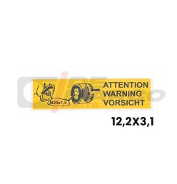 Autocollant jaune avec le mot "Attention" en plusieurs langues à utiliser sur les véhicules Renault vintage.