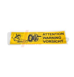 Autocollant jaune avec le mot "Attention" en plusieurs langues à utiliser sur les véhicules Renault vintage.