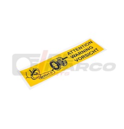 Pegatina amarilla con la palabra "Atención" en varios idiomas para utilizar en vehículos Renault antiguos.